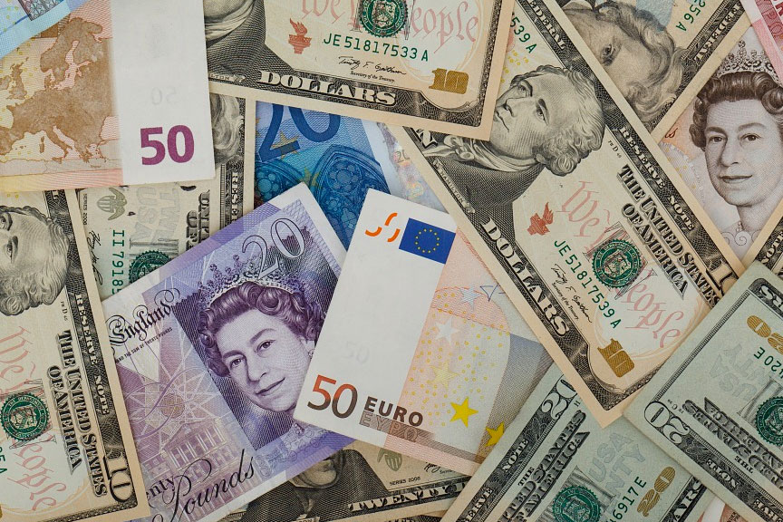 Imagen monton de billetes de diferentes países