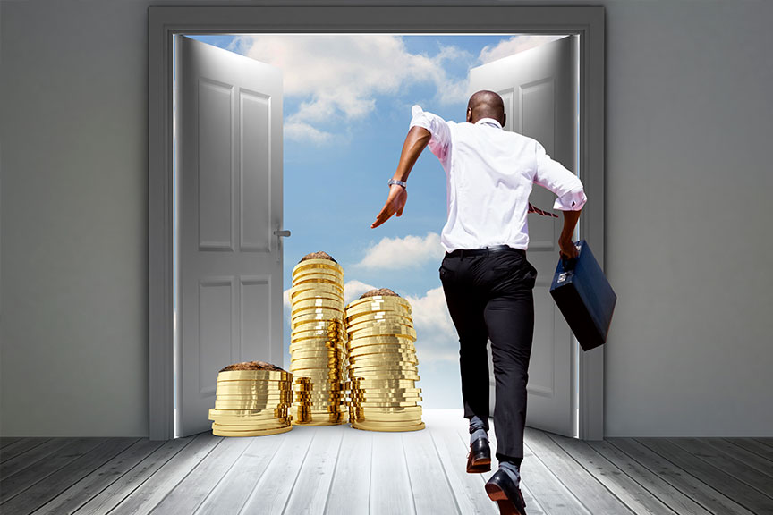 Imagen hombre corriendo con maletín hacia una puerta doble abierta donde hay tres columnas de monedas