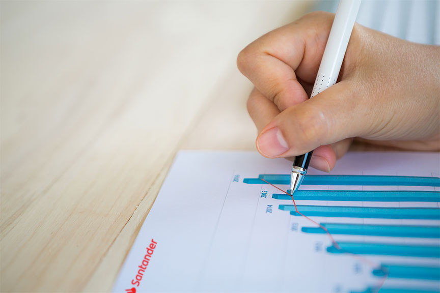 Imagen mano comprobando grafico banco santander
