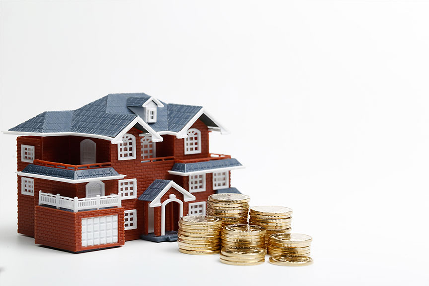 Imagen maqueta casa con montones de moneda por delante de ella